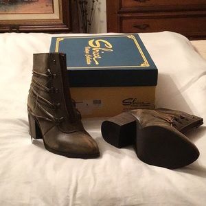 New women’s size 6 Sbicca Brown ankle boots. style is peacekeeper.